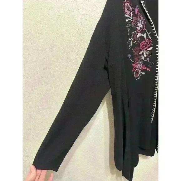 CJ Banks Womens Cardigan Sz 1x Black Floral Embroidered Assymetrical‎ Lagenlook - Picture 2 of 9